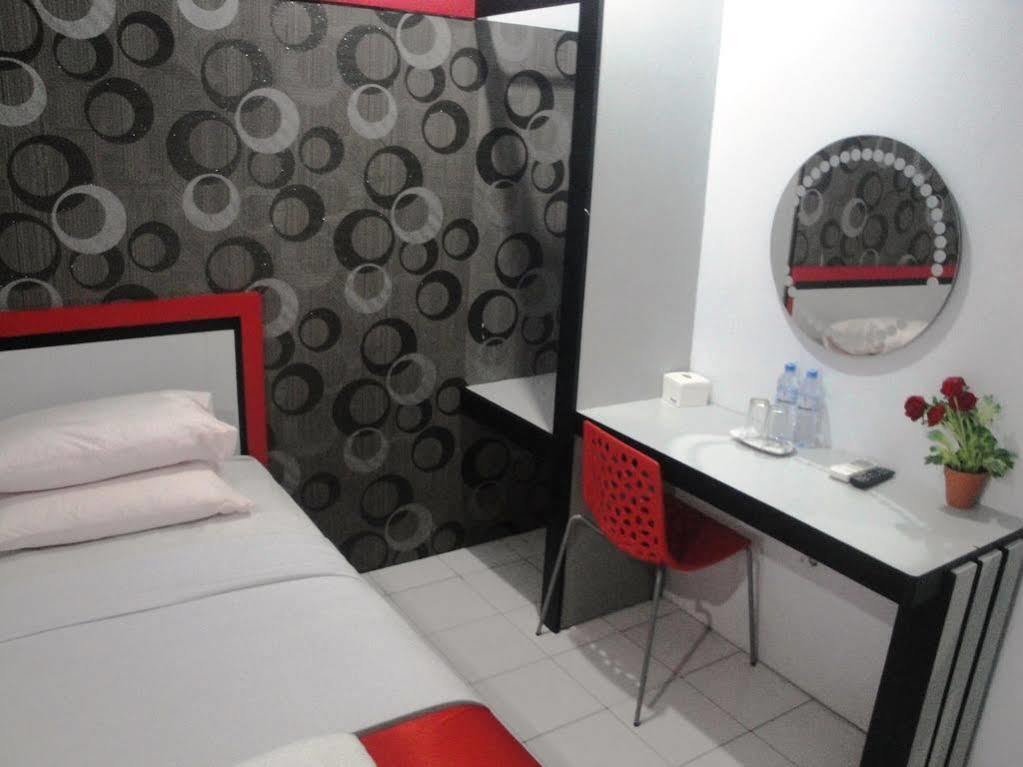 OYO 1318 Hotel Prince Boulevard Manado Exterior foto